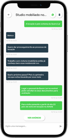 Celular com aplicativo Quero Lar aberto na área de chat, mostrando um exemplo de conversa de um proprietário e um inquilino.